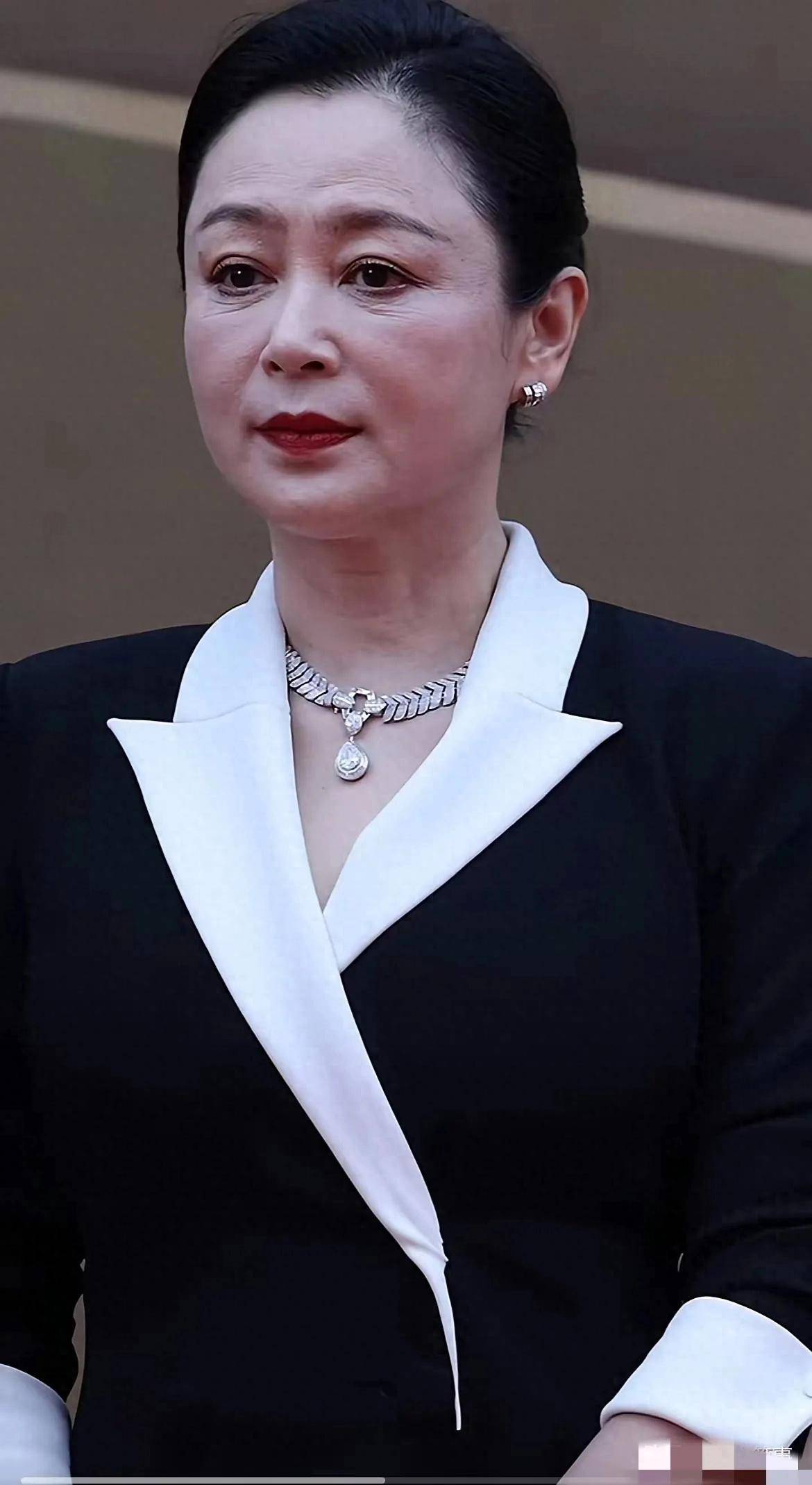 原創56歲陳紅近照曝光，化妝不化妝完全兩個人，有了大媽味道