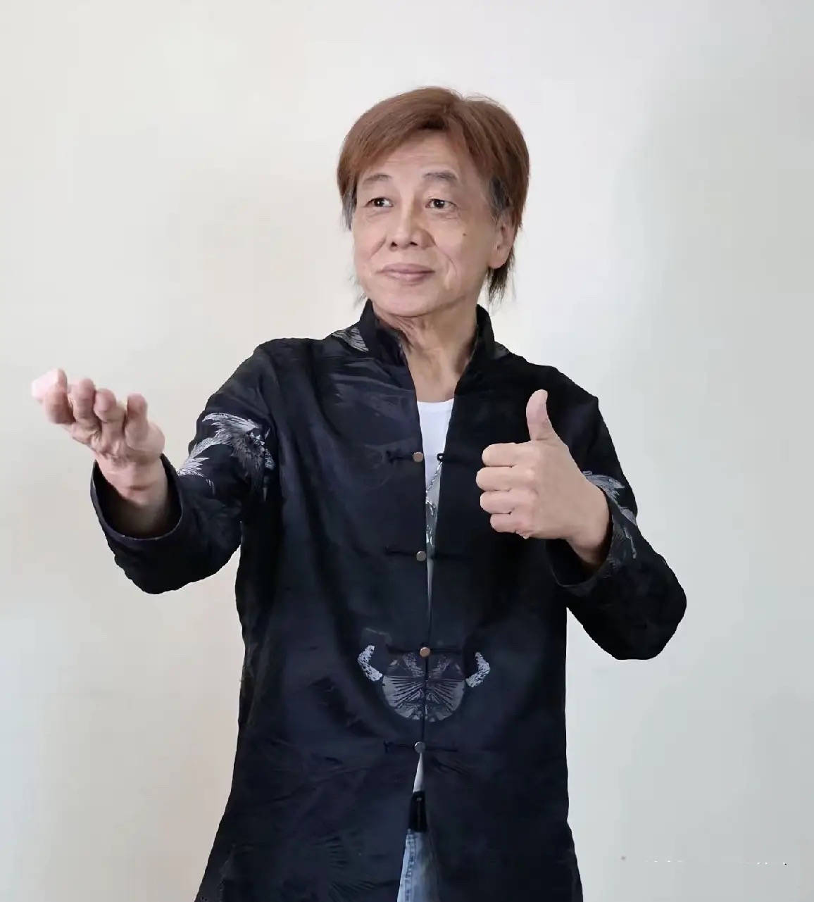 原創梁小龍疑空翻摔到頭！2孩子留學一年花百萬，拼命工作仍買不起房