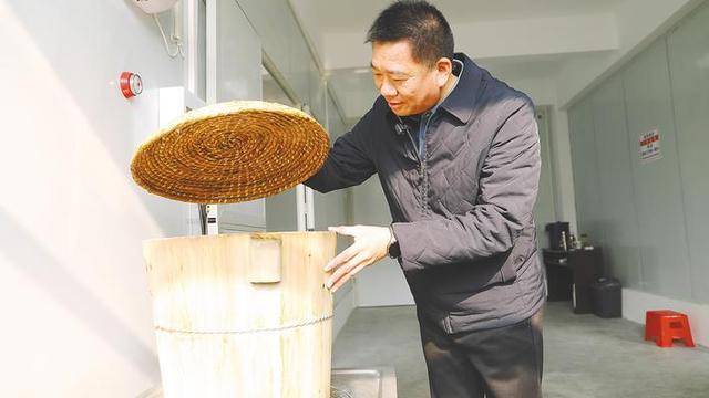 “釀酒書記”楊衛國帶領移民創富 將鄉愁釀成一條產業