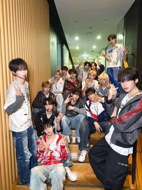 新人男團直播表演中舞臺地板坍塌，險釀重大事故