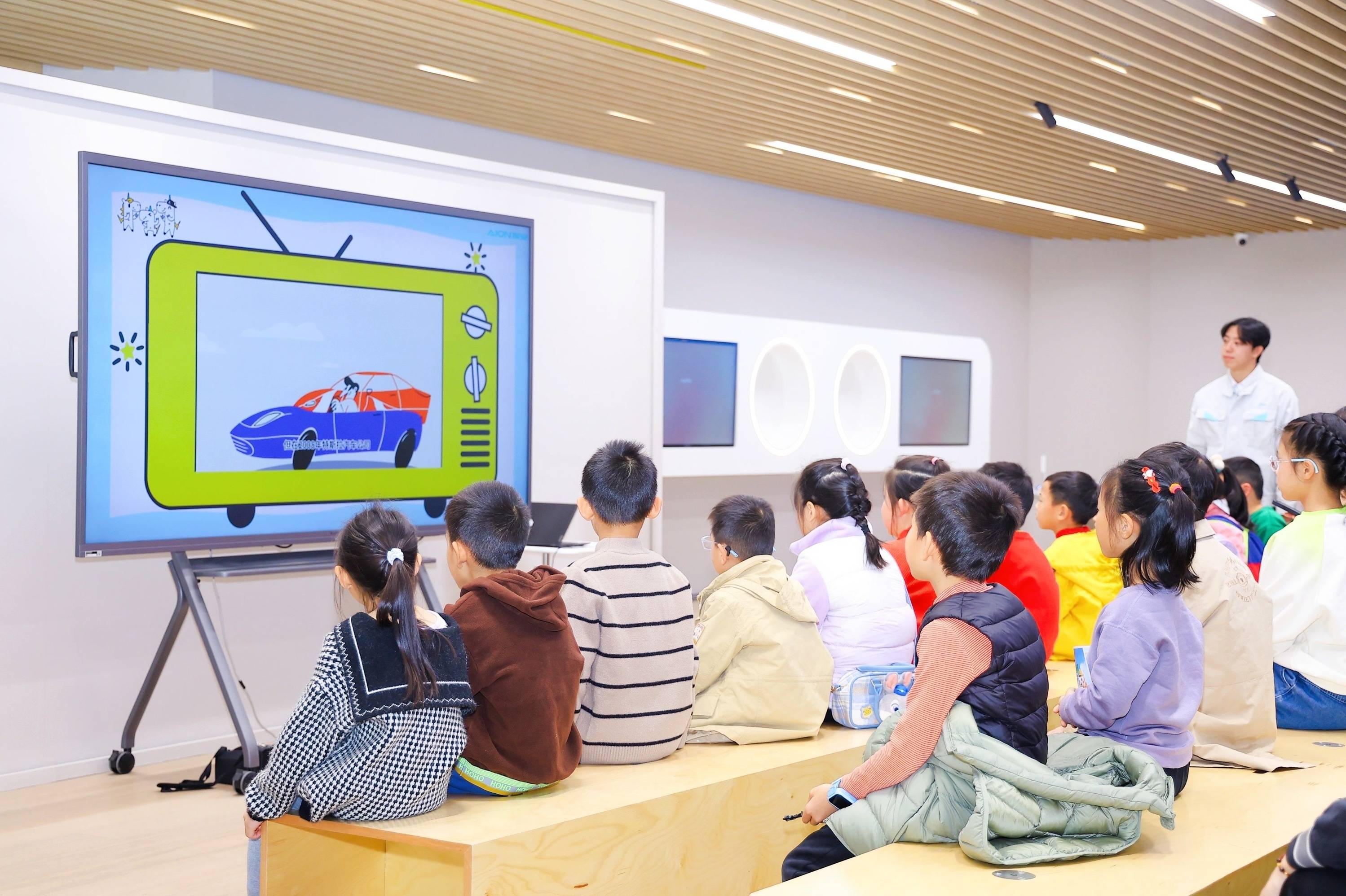 親子家庭走進智慧工廠解碼科技廣貨