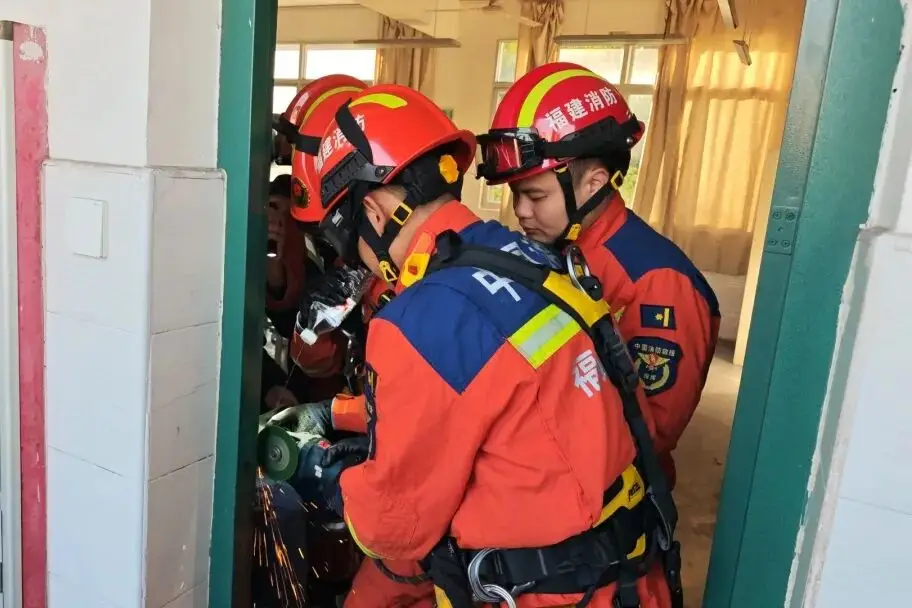 三明一小學發生一起意外，消防員趕到現場……