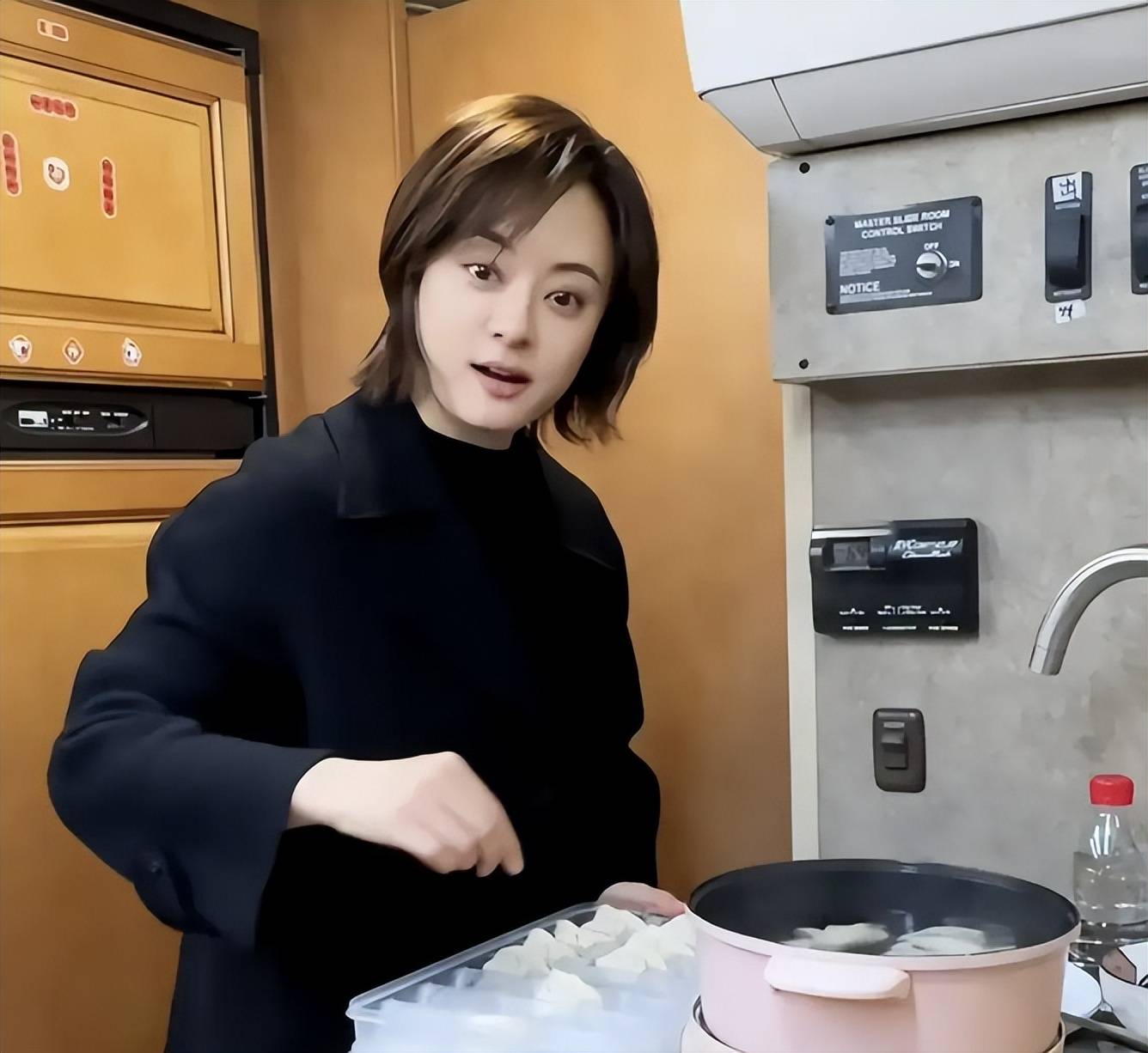 “全家移民”真相大白僅半年，43歲孫儷再傳喜訊，張藝謀真沒撒謊