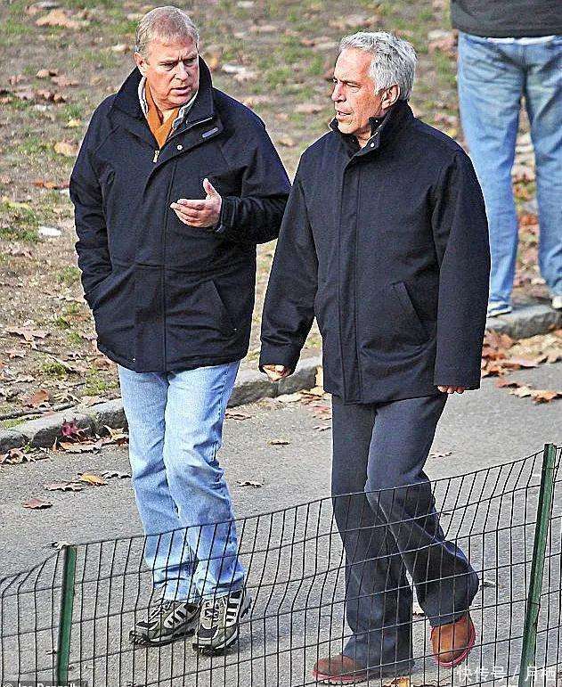 原創愛潑斯坦在廚房追逐女孩，安德魯跪伏在女性身上，馬斯克問最瘋狂的派對