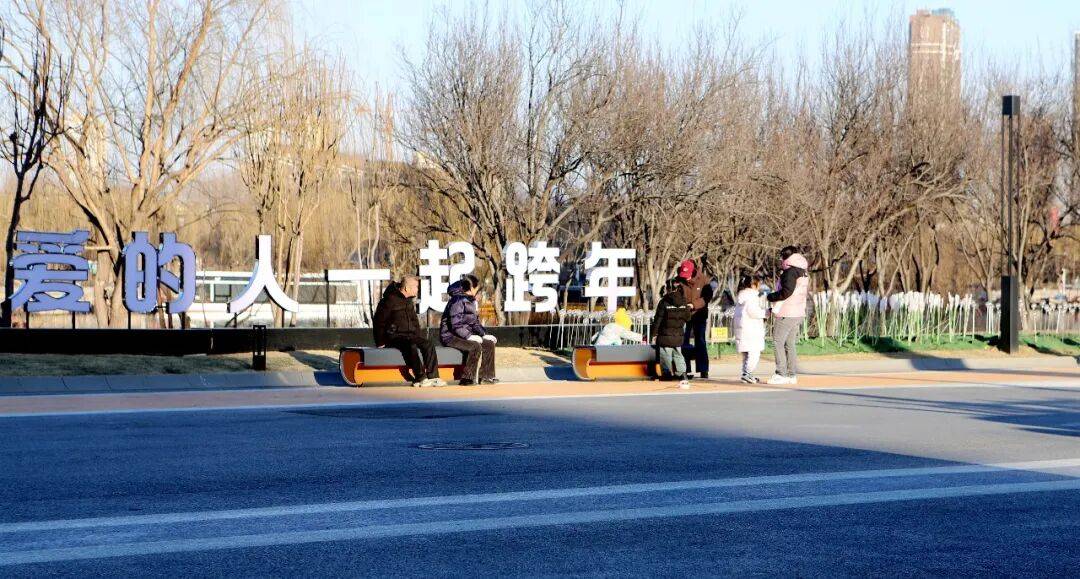 可加熱、能充電！通州運河西岸上新 “黑科技” 座椅！