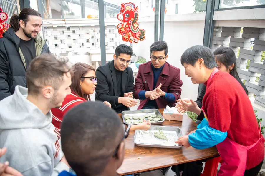 “在這裡感受到家的溫暖”，超50位留學生在漕涇水庫村“沉浸式”過大年