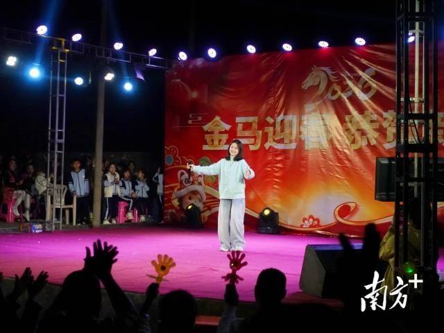 “00後”大學生回鄉接棒辦“村晚”