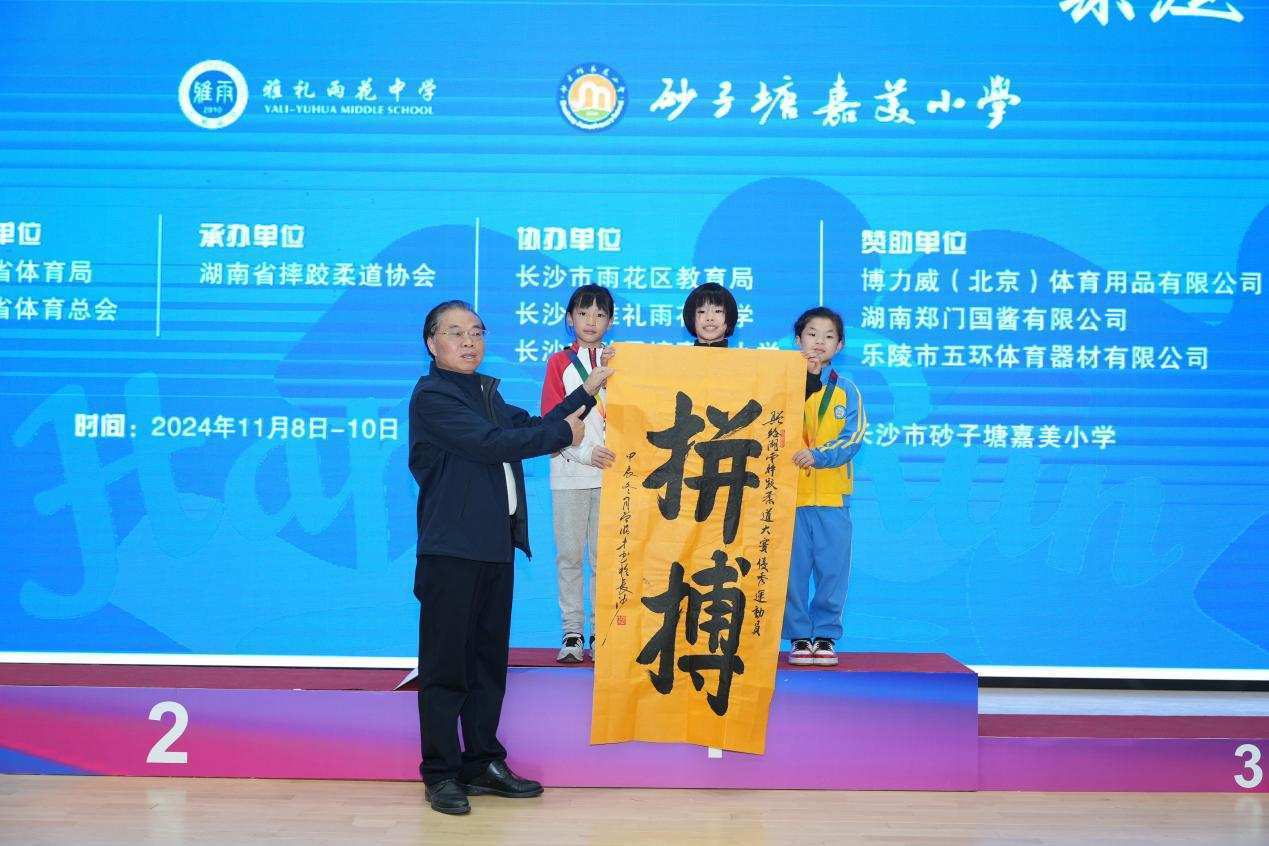 紮根人民 書法“五進”——曾昭才先生的藝術堅守與人民情懷