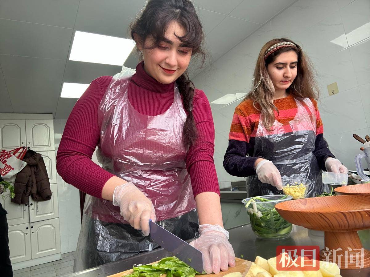 把中國味帶回家鄉！留學生廚房裡做“硬菜”，妹妹已“遠端預訂”口水雞