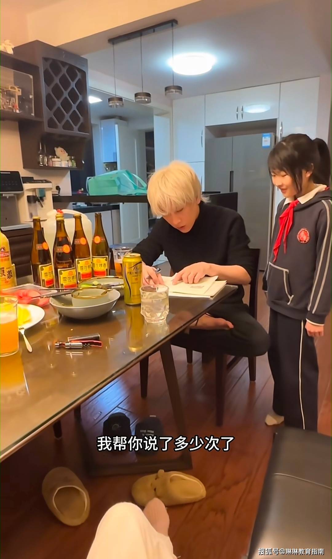 原創“女兒看到黃毛，聞到一股爹味”，上海小學生家庭走紅，爹媽形象顛覆認知