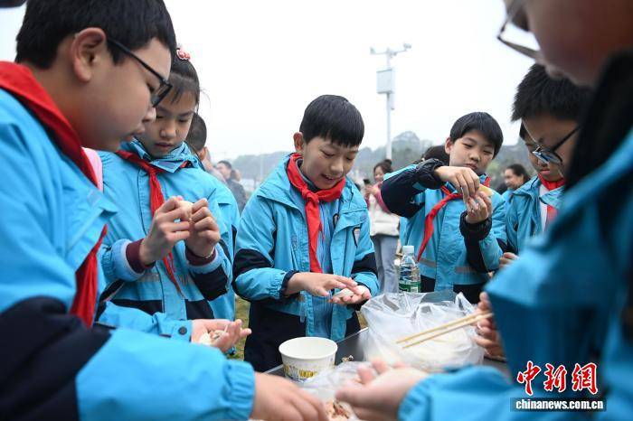 燙火鍋吃燒烤 重慶小學生樂享校園野炊時光