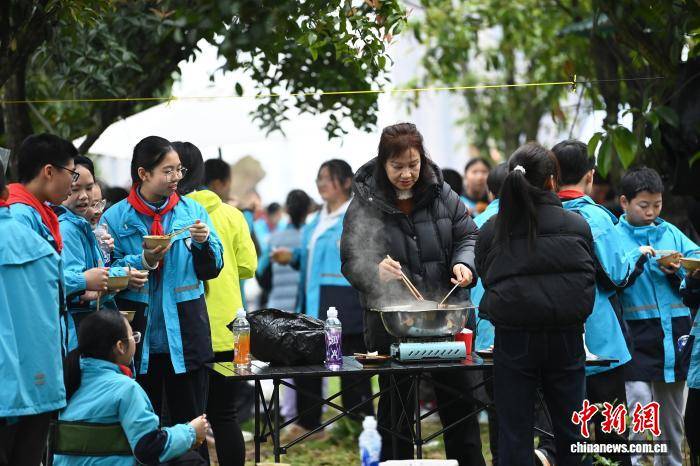 燙火鍋吃燒烤 重慶小學生樂享校園野炊時光