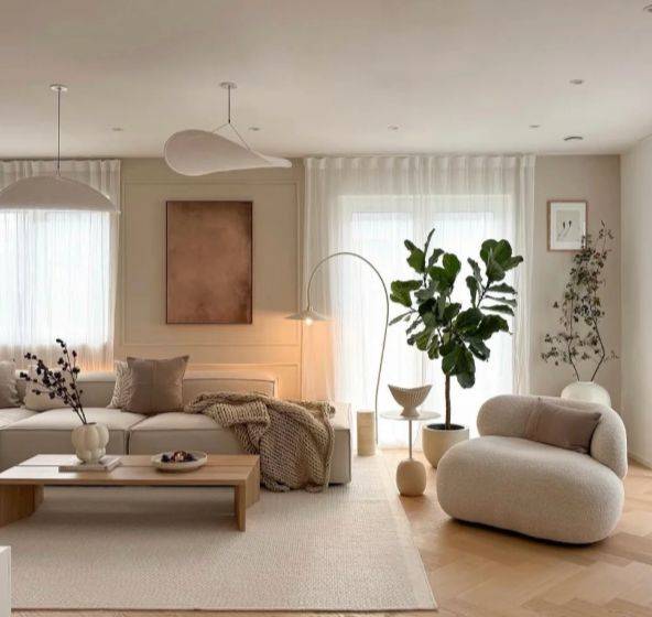 牆面、傢俱、窗簾同色系，空間立刻顯大
