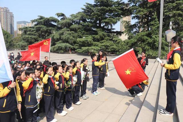 鄭州高新區創新大道小學舉行清明節祭掃活動
