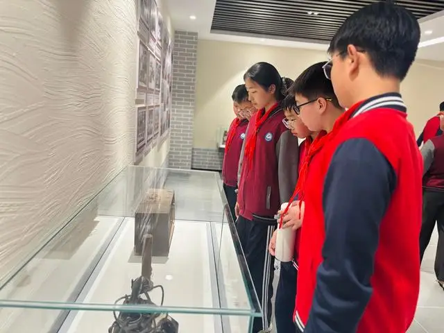 二七區嵩山路學校小學部沉浸式研學感悟黨史風華與家鄉鉅變