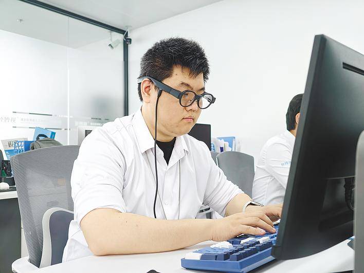 眼鏡內建87寸高畫質顯示屏，武漢專家造出頂尖智慧眼鏡