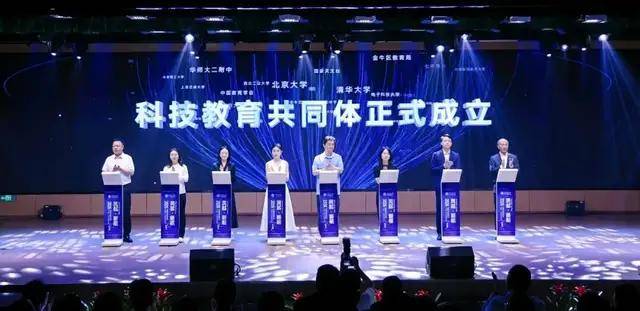 鳳起·新航，科創築夢！成都市科技中學（成都二中鳳凰校區）科技節盛大啟幕！