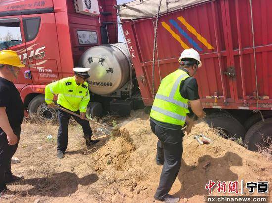 鹽池交警快速施救側滑車輛