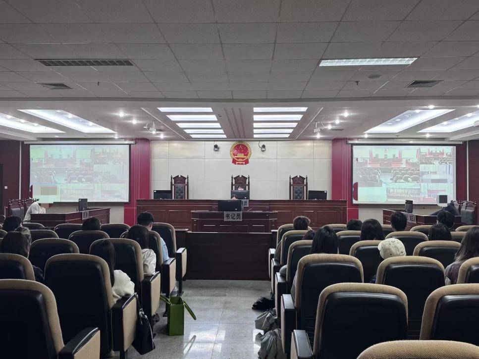 貴州大學法學院師生走進花溪法院旁聽案件庭審