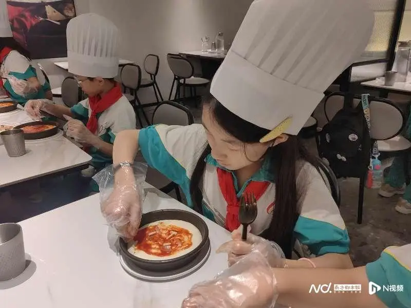 體育西路小學四年級學生“上崗”啦！在真實場景體驗多種職業