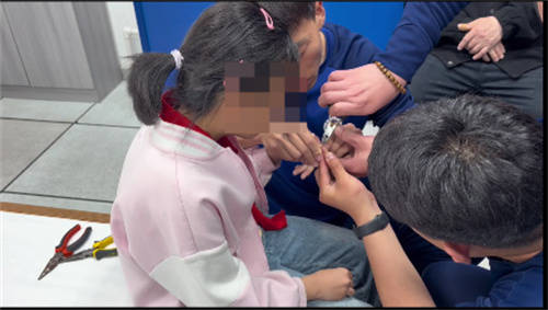 孩童手指被尺子孔洞卡住 消防暖心快速施救