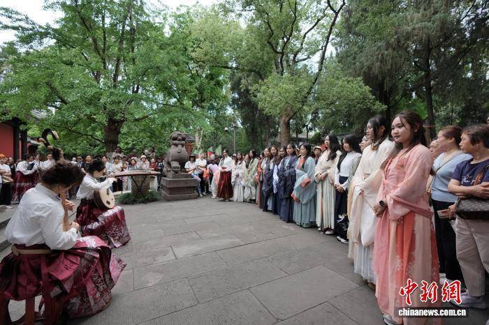 外國留學生武侯祠裡“夢迴三國” 沉浸式體驗傳統遊藝
