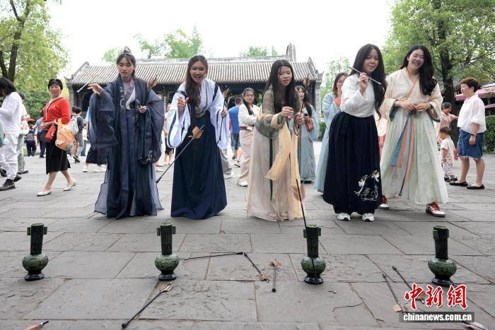 外國留學生武侯祠裡“夢迴三國” 沉浸式體驗傳統遊藝