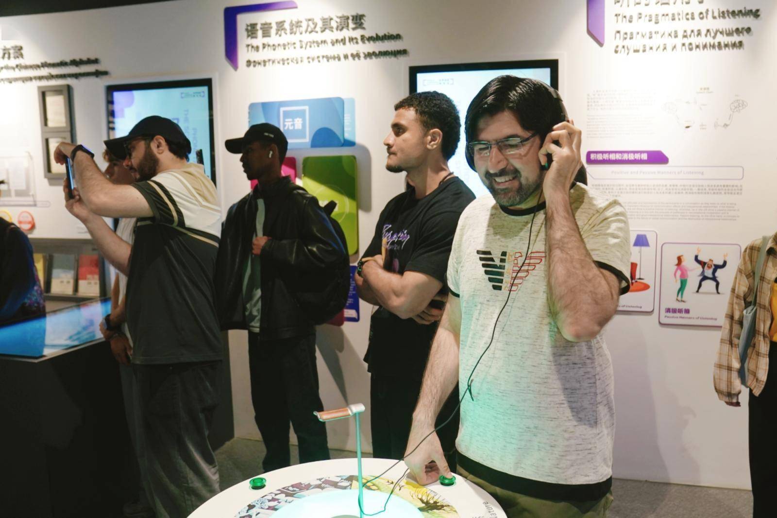 “來紫竹 讀中國 閱世界” 國際留學生打卡紫竹院運河文化雅集