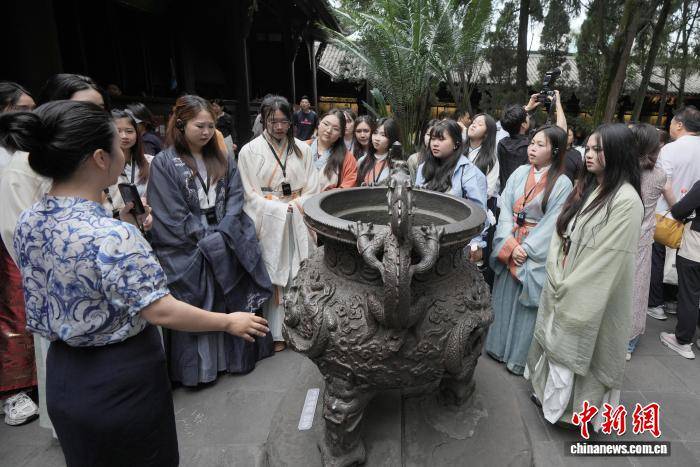 外國留學生武侯祠裡“夢迴三國” 沉浸式體驗傳統遊藝