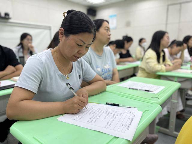 鄭州高新區蓮花街小學開展教師班級管理和家校共育培訓