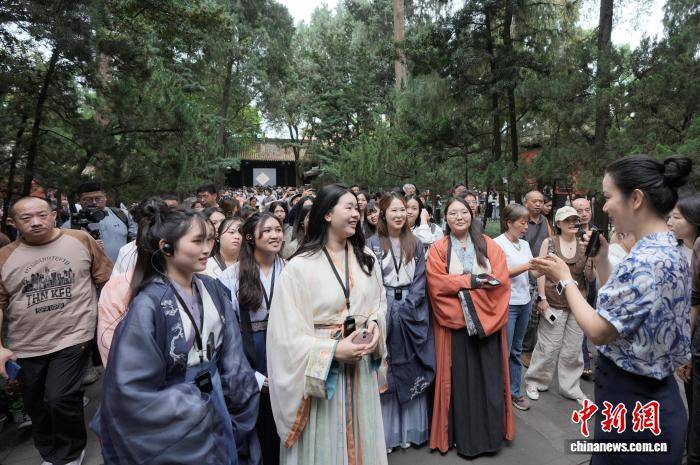 外國留學生武侯祠裡“夢迴三國” 沉浸式體驗傳統遊藝