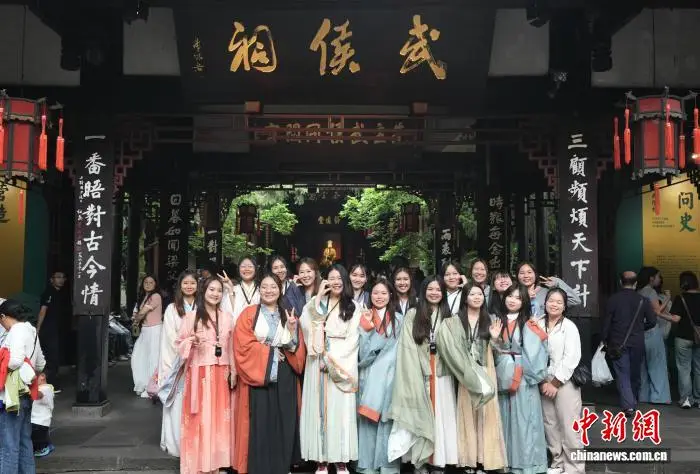 外國留學生武侯祠裡“夢迴三國” 沉浸式體驗傳統遊藝