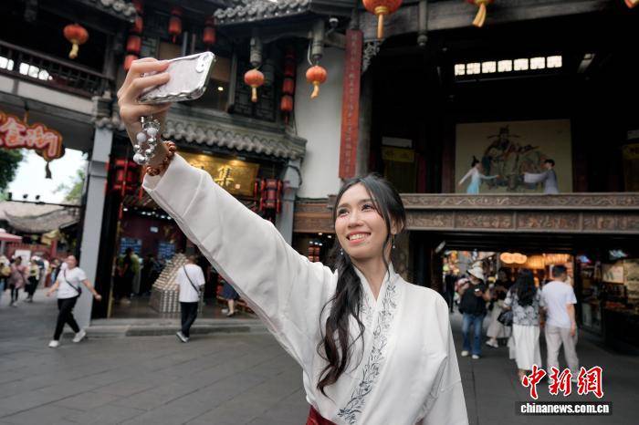 外國留學生武侯祠裡“夢迴三國” 沉浸式體驗傳統遊藝