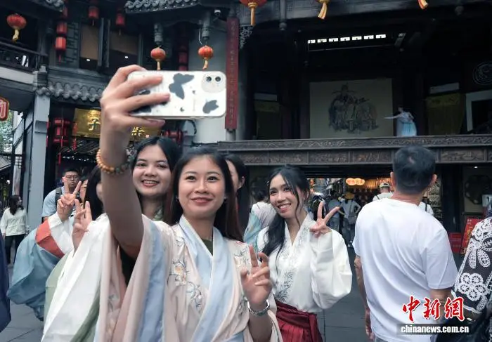 外國留學生武侯祠裡“夢迴三國” 沉浸式體驗傳統遊藝