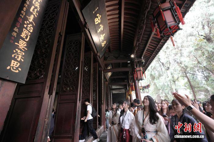 外國留學生武侯祠裡“夢迴三國” 沉浸式體驗傳統遊藝