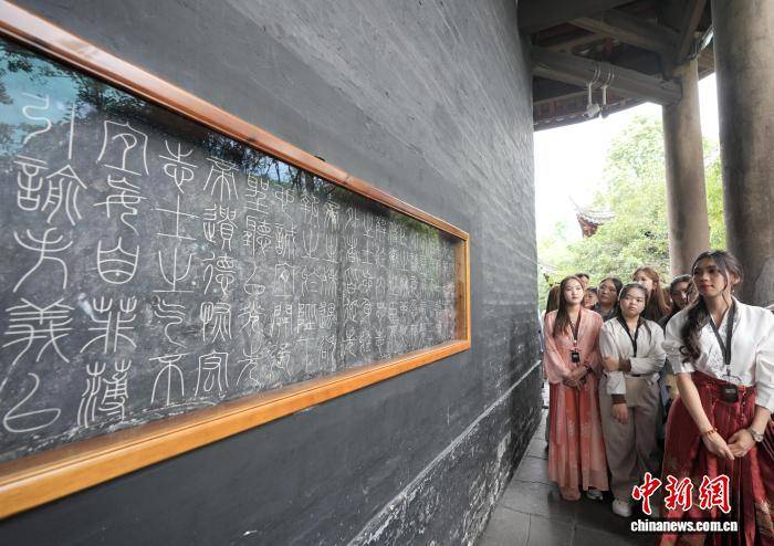 外國留學生武侯祠裡“夢迴三國” 沉浸式體驗傳統遊藝