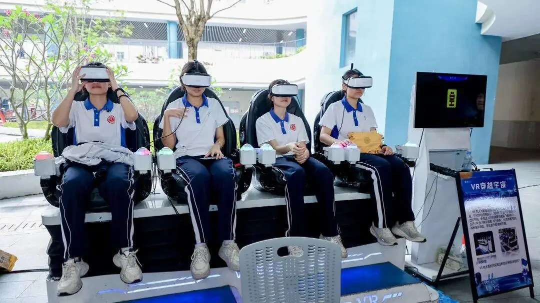 VR遨遊、直升機體驗……致理中學科技節“硬核”又浪漫