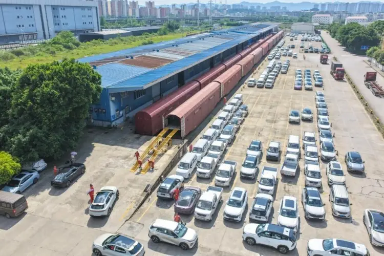 重慶：“點到點”快速貨物列車首次混編開行