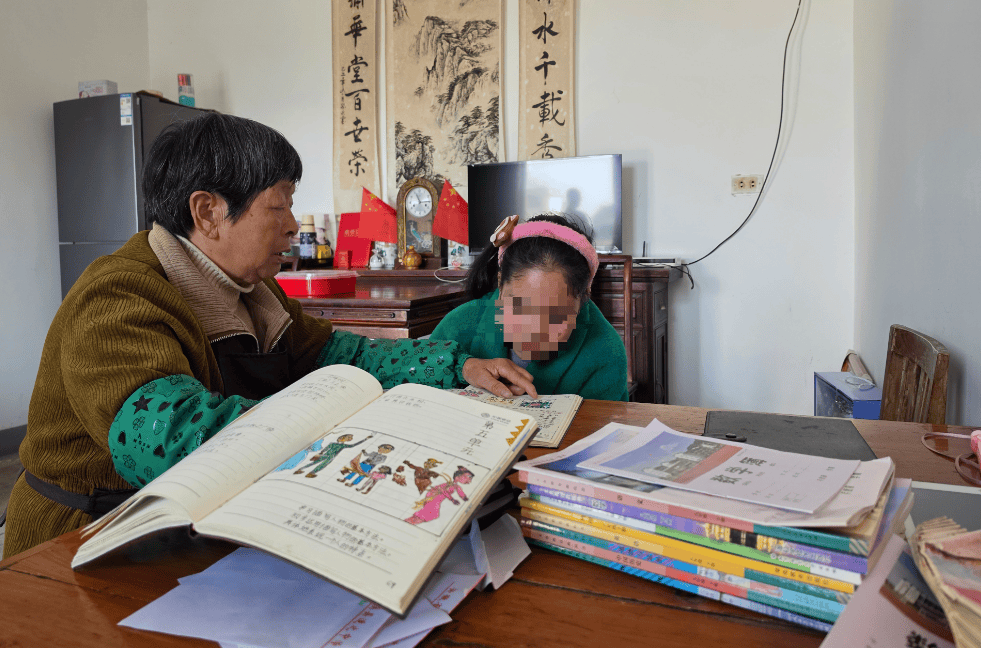 “我連名字都不會寫，要向小學生請教”