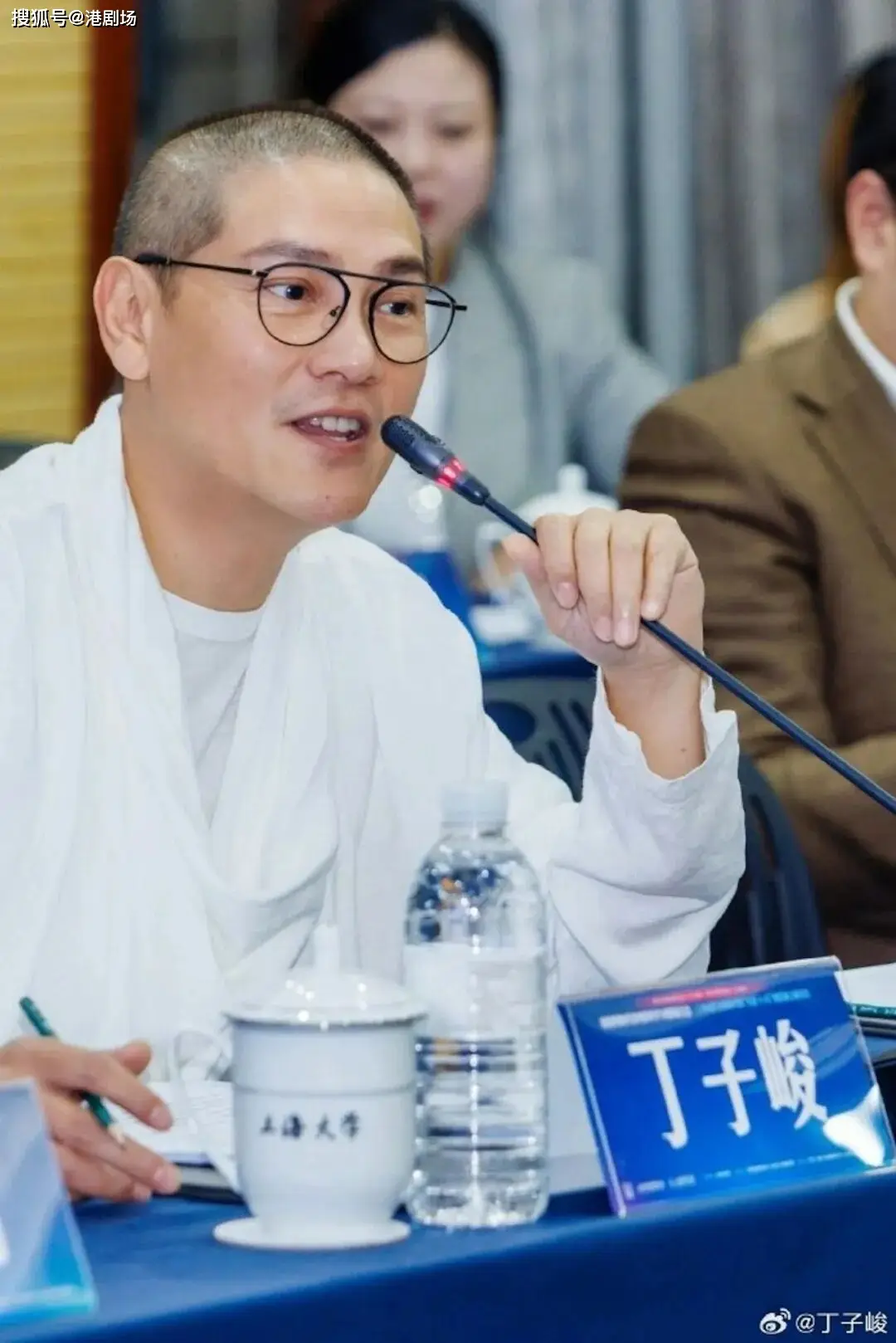 原創香港長髮男星變成熟大叔，曾剃度出家7日！北上創辦公司成影視大亨