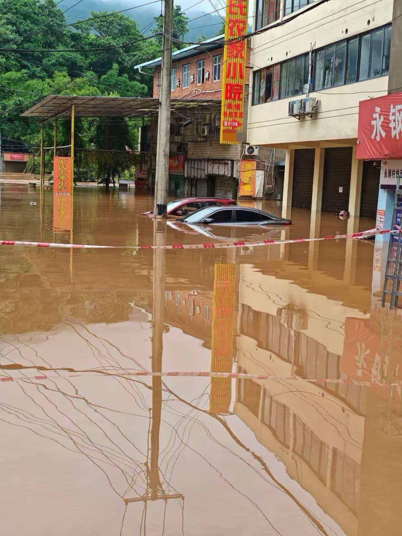 連線重慶永川特大暴雨親歷者：私家車泡水報廢，所在大學停課