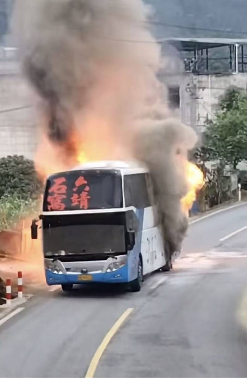 廣西來賓載有55人旅遊大巴發生自燃，畫面曝光！人員已疏散