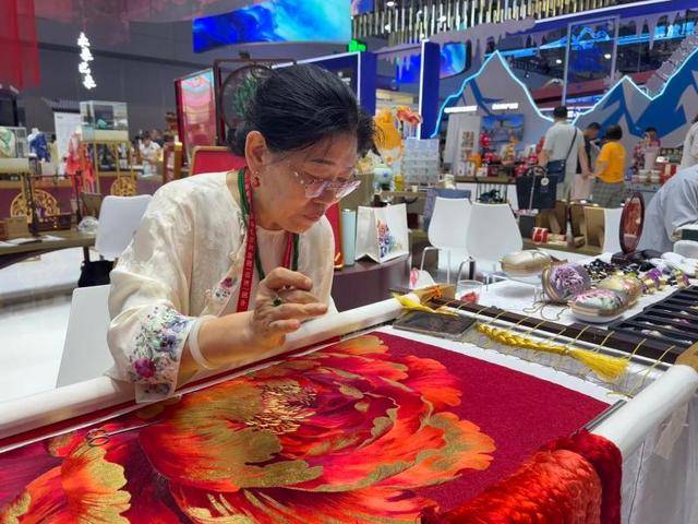 一針一線藏匠心，大冶刺繡在文博會上“繡”出大市場