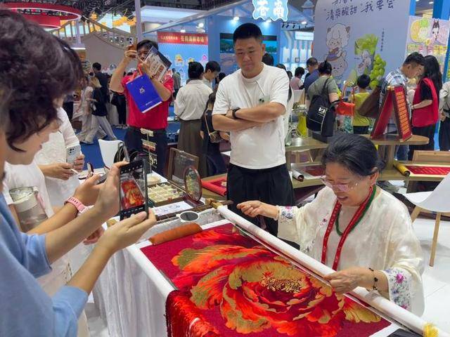 一針一線藏匠心，大冶刺繡在文博會上“繡”出大市場