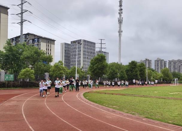 長沙一小學校長帶49名“小胖墩”每天跑步，有學生已減重5斤