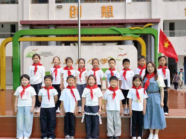 高舉隊旗跟黨走 ——二里崗小學舉行少先隊新隊員入隊儀式