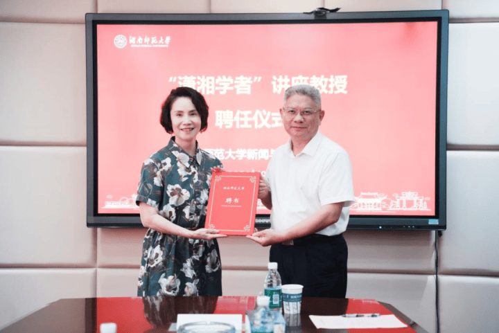 扎堆進大學當教授，知名主持人開啟人生下半場