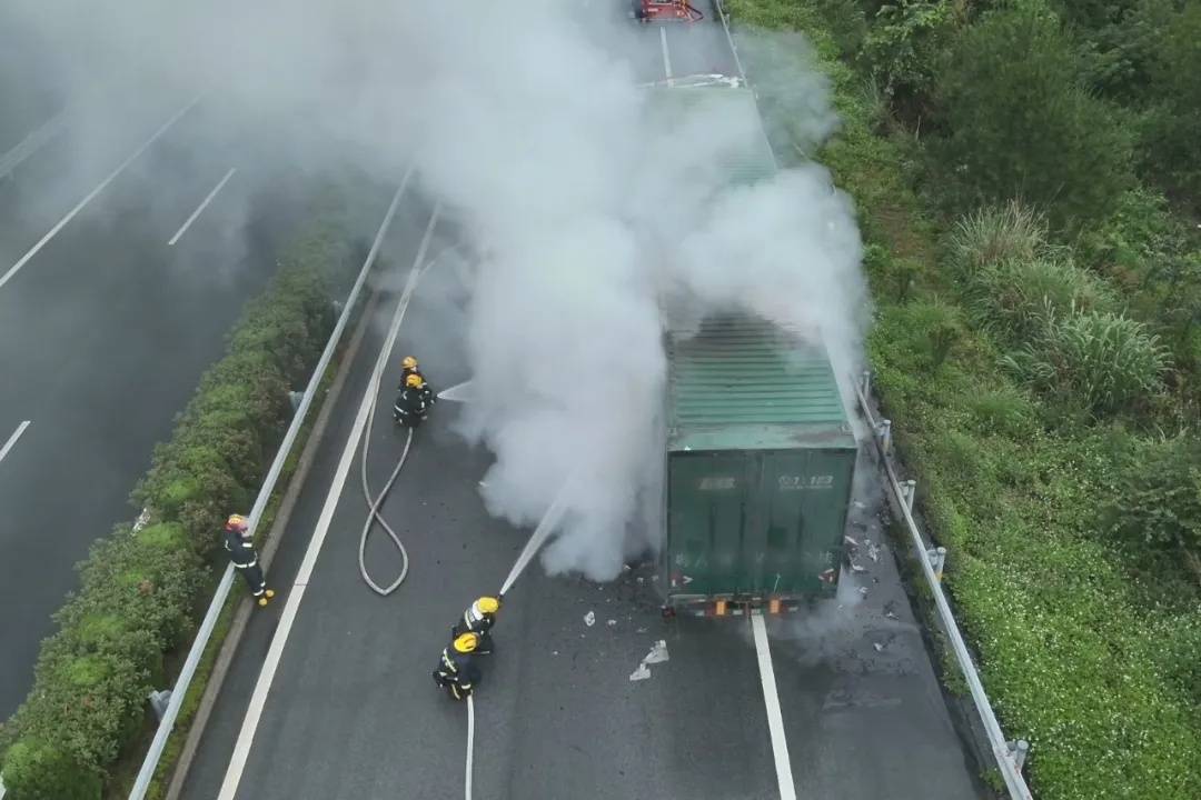你的快遞可能被燒了！江西境內一快遞貨車著火……