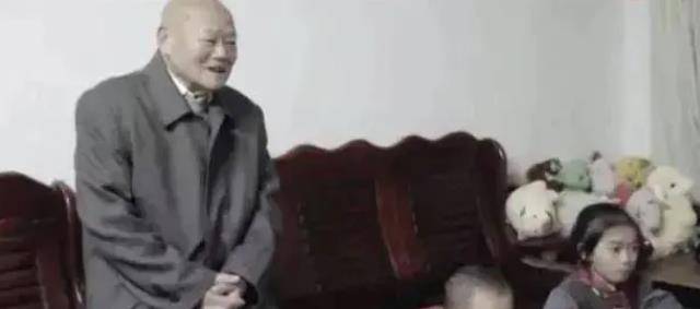 原創2019年，因親戚冷漠，上海八旬老人把300萬房產送樓下水果攤店主