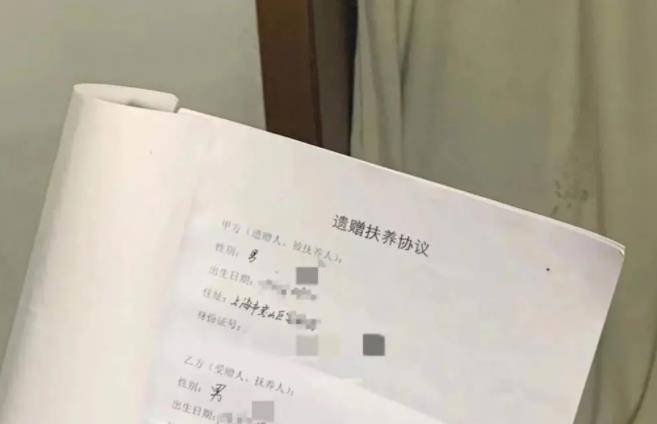 原創2019年，因親戚冷漠，上海八旬老人把300萬房產送樓下水果攤店主